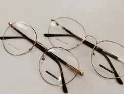 Okulary w złotej oprawie MIEN Eyewear